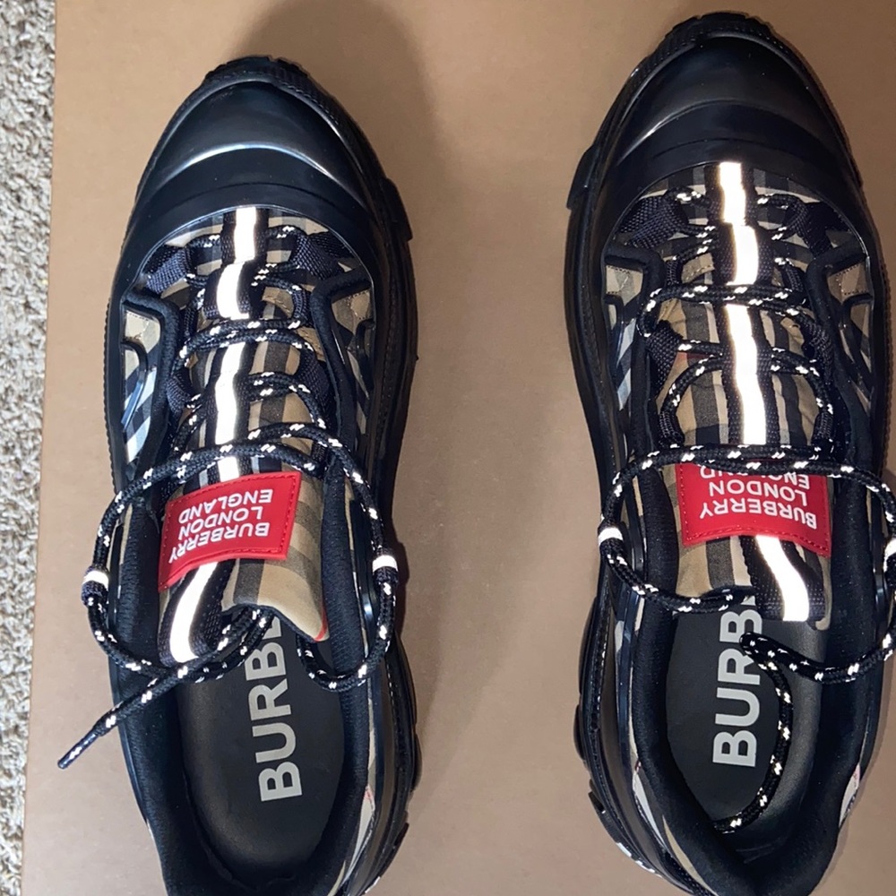 Black / Beige Burberry Low Top Sneakers